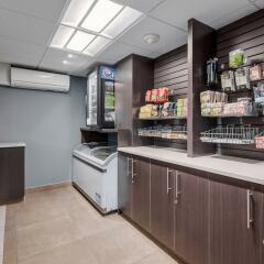 Отель Regency Suites Hotel Канада, Калгари - отзывы, цены и фото номеров - забронировать отель Regency Suites Hotel онлайн питание