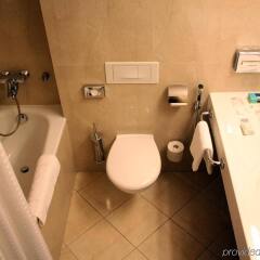 Отель Holiday Inn Vilnius Литва, Вильнюс - отзывы, цены и фото номеров - забронировать отель Holiday Inn Vilnius онлайн ванная