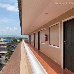 Tharapark View Hotel балкон