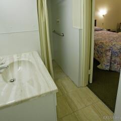 Отель Americas Best Value Inn Озона ванная