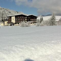 Отель Ferienhotel Tyrol Söll am Wilden Kaiser Австрия, Зёлль - отзывы, цены и фото номеров - забронировать отель Ferienhotel Tyrol Söll am Wilden Kaiser онлайн спортивное сооружение