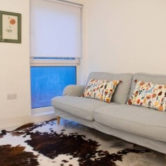 Отель 1 Bedroom Hidden Gem in Islington Лондон комната для гостей фото 2