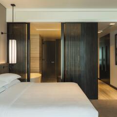 Отель Sheraton Grand Hotel, Dubai ОАЭ, Дубай - 1 отзыв об отеле, цены и фото номеров - забронировать отель Sheraton Grand Hotel, Dubai онлайн сейф в номере