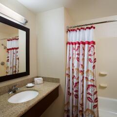 Отель Courtyard by Marriott Ottawa Downtown Канада, Оттава - отзывы, цены и фото номеров - забронировать отель Courtyard by Marriott Ottawa Downtown онлайн ванная