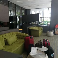 Отель The Base Pattaya by Avi Паттайя интерьер отеля