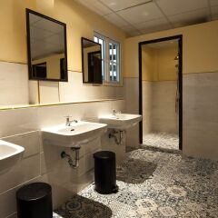 The Motley House - Hostel Бангкок ванная