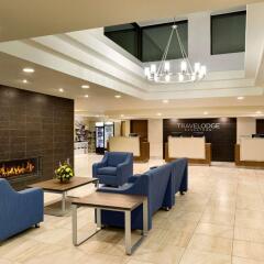 Отель Travelodge by Wyndham Saskatoon интерьер отеля