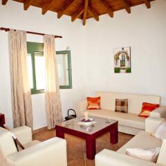 Отель Aselinos Suites комната для гостей фото 5