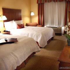 Отель Hampton Inn & Suites Los Angeles Burbank Airport Лос-Анджелес комната для гостей фото 5