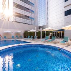 Отель Premier Inn Abu Dhabi Capital Centre бассейн фото 2