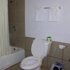 Отель American Executive Inn ванная