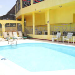 Отель Executive Shaw Park Guest House бассейн фото 3