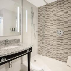 Отель Hampton by Hilton London Stansted Airport ванная фото 2