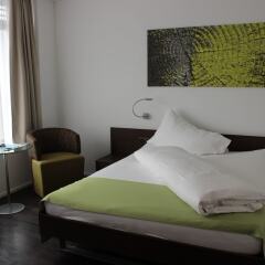 City West Hotel & Restaurant сейф в номере
