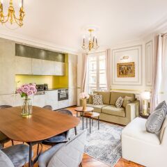 Отель Sunshine 2 bedroom - Luxury at Louvre Париж комната для гостей