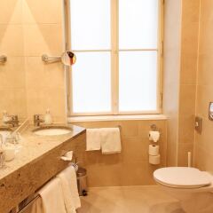 Отель Opera Suites ванная