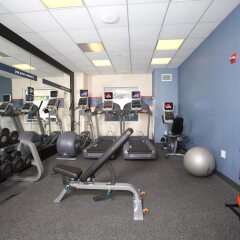 Отель Hampton Inn NY-JFK Jamaica-Queens США, Нью-Йорк - 1 отзыв об отеле, цены и фото номеров - забронировать отель Hampton Inn NY-JFK Jamaica-Queens онлайн фитнесс-зал фото 3