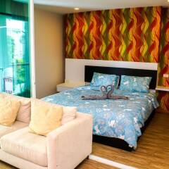 Апартаменты Sixty Six Pattaya Beach Road Apartment Паттайя комната для гостей