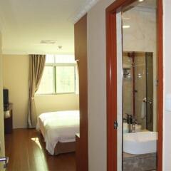 Отель Greentree Inn Longcheng Square Shell Hotel Китай, Шэньчжэнь - отзывы, цены и фото номеров - забронировать отель Greentree Inn Longcheng Square Shell Hotel онлайн комната для гостей