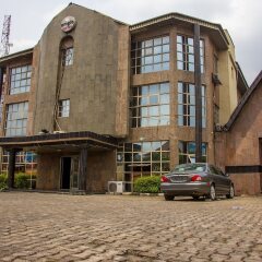 Отель Emglo Suites парковка