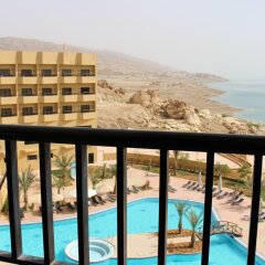 Отель Grand East Hotel - Resort & Spa Dead Sea Иордания, Сваймех - отзывы, цены и фото номеров - забронировать отель Grand East Hotel - Resort & Spa Dead Sea онлайн балкон