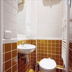 Отель Near Reina Sofía Museum. 6pax. 2bedrooms. Reina Sofia III Испания, Мадрид - отзывы, цены и фото номеров - забронировать отель Near Reina Sofía Museum. 6pax. 2bedrooms. Reina Sofia III онлайн ванная