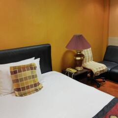 Отель China Guest Inn Бангкок сейф в номере