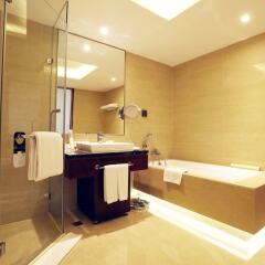 Отель Grand Mercure Beijing Central Китай, Пекин - отзывы, цены и фото номеров - забронировать отель Grand Mercure Beijing Central онлайн ванная