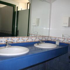 Отель Layos Hostel - Camp Испания, Лайос - отзывы, цены и фото номеров - забронировать отель Layos Hostel - Camp онлайн ванная