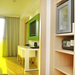 DoubleTree by Hilton Hotel Girona сейф в номере