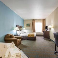 Отель Comfort Suites Tulare комната для гостей