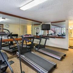 Отель Clarion Inn I-10 East at Beltway фитнесс-зал