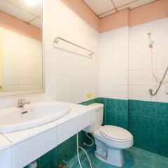 Отель OYO 348 Saithong Place На Чом Тхиан ванная