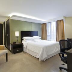 Отель Four Points by Sheraton Cali комната для гостей