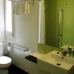 Отель Hostal Gat Xino Барселона ванная фото 2