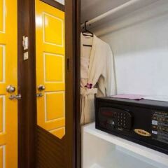 Отель The Bliss South Beach Patong сейф в номере