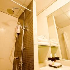 Отель Sinsuvarn Airport Suite Hotel Таиланд, Бангкок - 1 отзыв об отеле, цены и фото номеров - забронировать отель Sinsuvarn Airport Suite Hotel онлайн ванная