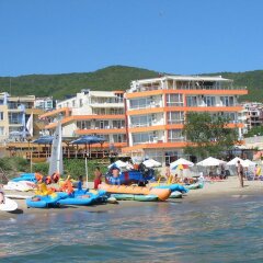 Отель Iris Beach Hotel - Half Board Болгария, Свети Влас - отзывы, цены и фото номеров - забронировать отель Iris Beach Hotel - Half Board онлайн пляж