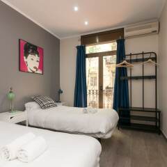 Отель Lovely and Central 4 BR Apartment Испания, Барселона - отзывы, цены и фото номеров - забронировать отель Lovely and Central 4 BR Apartment онлайн комната для гостей