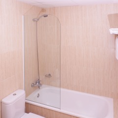Отель Checkin Caribe Youth Hotel Испания, Льорет-де-Мар - отзывы, цены и фото номеров - забронировать отель Checkin Caribe Youth Hotel онлайн ванная