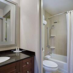 Отель Residence Inn by Marriott New York Manhattan/Times Square США, Нью-Йорк - отзывы, цены и фото номеров - забронировать отель Residence Inn by Marriott New York Manhattan/Times Square онлайн ванная