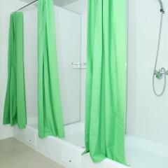 Гостиница Zakhodi Hostel Na Belorusskoy в Москве 4 отзыва об отеле, цены и фото номеров - забронировать гостиницу Zakhodi Hostel Na Belorusskoy онлайн Москва ванная