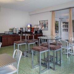 Отель Americana Hotel США, Арлингтон - отзывы, цены и фото номеров - забронировать отель Americana Hotel онлайн гостиничный бар