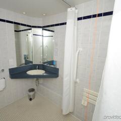 Отель Holiday Inn Express Glasgow Airport Великобритания, Пейсли - отзывы, цены и фото номеров - забронировать отель Holiday Inn Express Glasgow Airport онлайн ванная фото 2