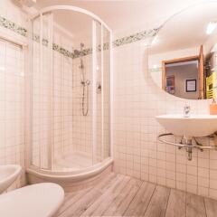 Отель A Few Steps to The Duomo Elegant 2BD Apt Италия, Флоренция - отзывы, цены и фото номеров - забронировать отель A Few Steps to The Duomo Elegant 2BD Apt онлайн ванная фото 2