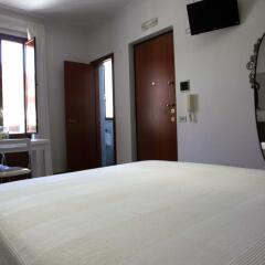 Отель B&B Dei Meravigli Бари сейф в номере