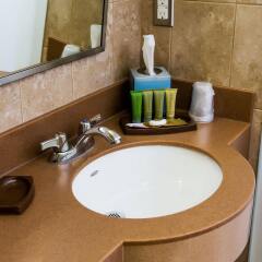 Отель Refresh Inn & Suites ванная фото 2