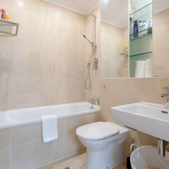 Отель Modern 1 Bedroom Flat in Highbury ванная фото 2