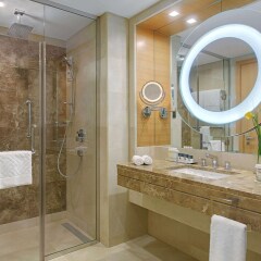 DoubleTree by Hilton Hotel Riyadh - Al Muroj Business Gate ванная