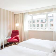 Отель NH Collection Nürnberg City Германия, Нюрнберг - 2 отзыва об отеле, цены и фото номеров - забронировать отель NH Collection Nürnberg City онлайн комната для гостей фото 3